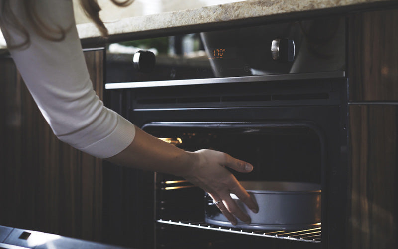 Explore Alternative Methods: Heating Food In Aluminium Trays Without An Oven