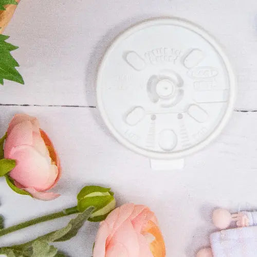 Dart Solo 8 oz. White  HIPS Plastic Lift 'n' Lock Lid - Sleeve of 100 - #8FTL